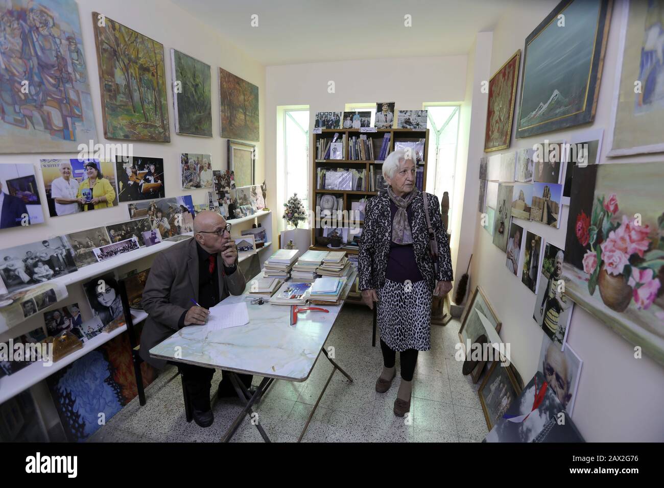 (200210) -- BAGHDAD, 10 febbraio 2020 (Xinhua) -- il romanziere iracheno Safira Jamil Haiz (R) è visto alla biblioteca nella sua villa a Baghdad, Iraq, il 9 febbraio 2020. In una villa in un quartiere di alto livello nel centro di Baghdad, un vecchio romanziere femminile iracheno era ansioso di offrire un'iniziativa volta a promuovere il movimento culturale in Iraq dopo decenni di guerre nel paese distrutto dalla guerra. Safira Jamil Haiz, 89, ha approfittato della posizione tranquilla della sua villa nel quartiere di Karrada e ha dedicato il piano superiore del suo edificio a due piani per essere una biblioteca pubblica per i lettori di libri, tra cui studente, per godere di leggere Foto Stock
