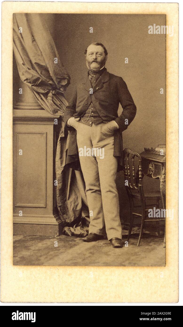 1870 ca , Parigi , FRANCIA : il marchese francese ARTHUR DE GUINAMAUT . Foto di DISDERI , Parigi . - ritratto - rito - Marchese - nobiltà francese - nobiltà - nobili francesi - nobile - FRANCIA - moda - OTTOCENTO - '800 - 800's - STORIA - FOTO STORICHE - POLITICHE - POLITICO - POLITICO - POLITICO - collo - colletto - cravatta - cravatta - barba - Barba - gilet - panciotto - catena d'oro dell'orologio - catena dorata - mani in tasca - scarpe - scarpe - GUINAMOT ---- Archivio GBB Foto Stock