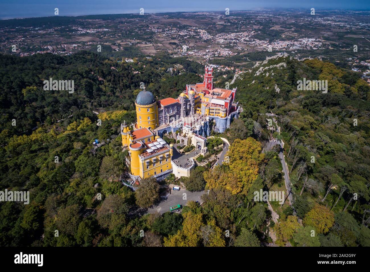 Sintra, Portogallo, veduta aerea del Parco e del Palazzo Nazionale di pena. Foto Stock