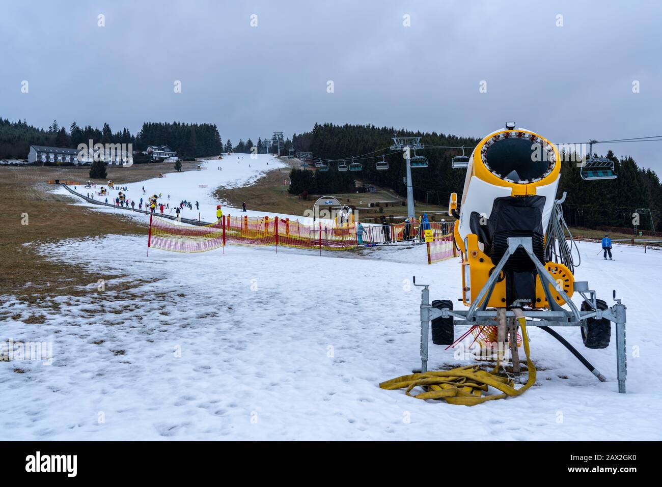 Comprensorio sciistico per principianti Ritzhagen, gestito con neve artificiale, da cannoni da neve, Willingen, Sauerland, Hessen, Germania, Foto Stock