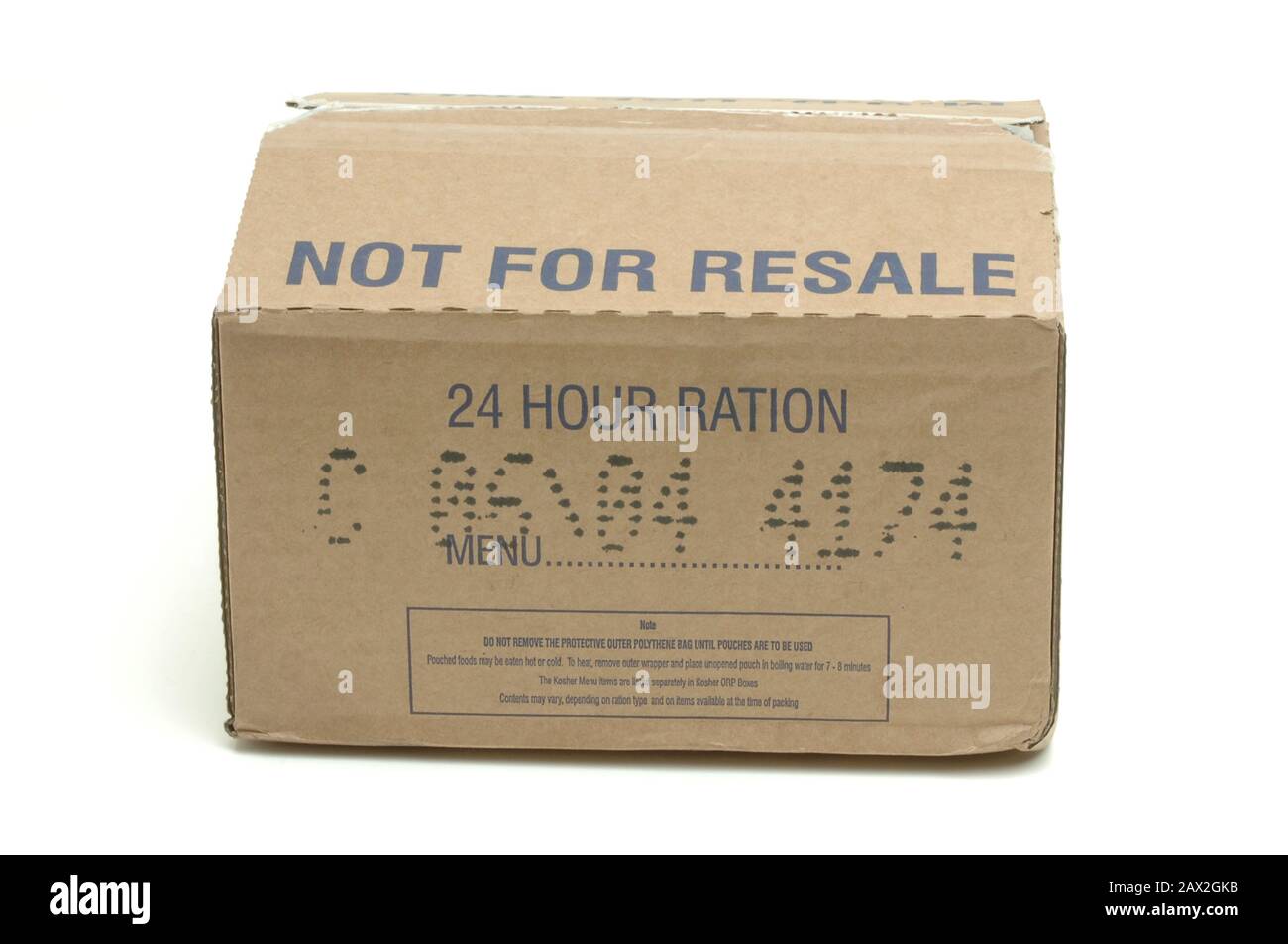 Un pacchetto di razione di 24 ore rilasciato ai soldati in servizio in Afghanistan nel 2005. I pacchetti ad alto contenuto calorico sono un problema standard per Le Forze armate britanniche in attività e, secondo quanto affermato, contengono cibo sufficiente per durare una persona 24 ore. Farina D'Avena, biscotti, tessuti, bar Yorkie, dolci aromatizzati alla frutta, stufato di agnello con patate, salsicce di pollo e fagioli in salsa di pomodoro, gnocchi Di Frutta in crema pasticcera, Succo d'arancia essiccato, polvere di caffè, pollo e mais dolce soup.chewing gum, pollo e pato alle erbe, salsa di peperoncino piccante, bevanda di brodo vegetale. Whitener per bevande, polvere per bevande aromatizzata al cioccolato, tè istantaneo. Foto Stock
