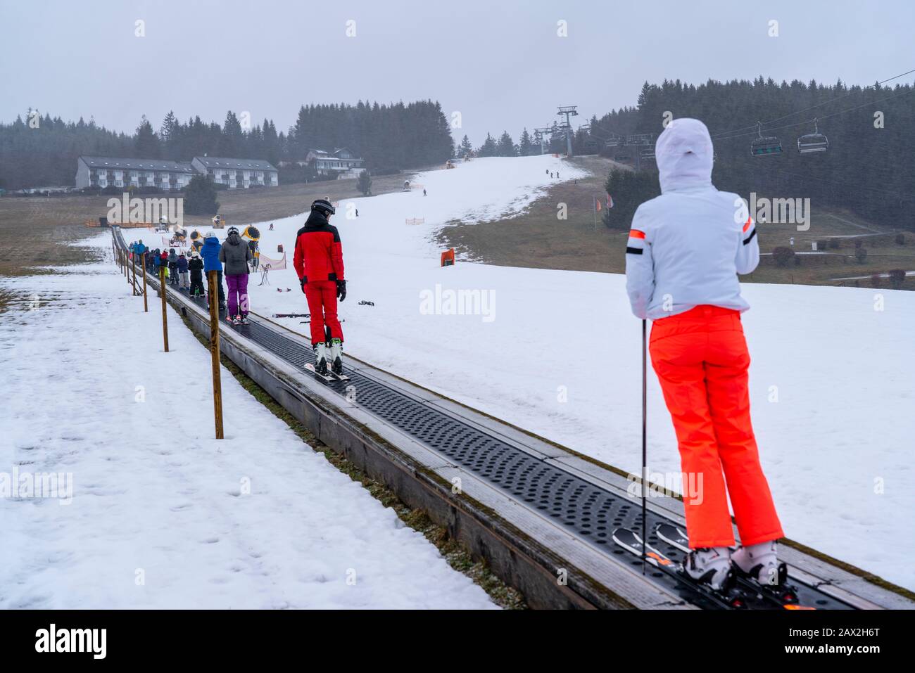 Skilift trasportatore a nastro, area sciistica per principianti Ritzhagen, gestito con neve artificiale, da cannoni da neve, Willingen, Sauerland, Hessen, Germania, Foto Stock