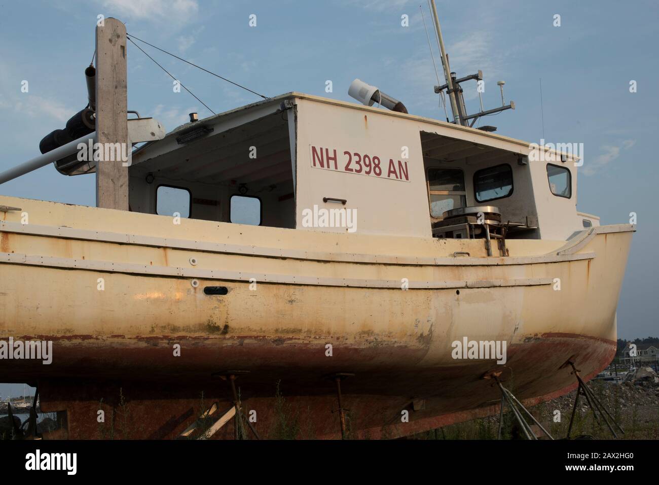 Sweet Misery si trova nel cortile Rye NH Boatyard sul Seacoast del New Hampshire.Large Boatyard proprio sul porto di Rye. Luogo molto popolare primavera-caduta. Commerciale. Foto Stock