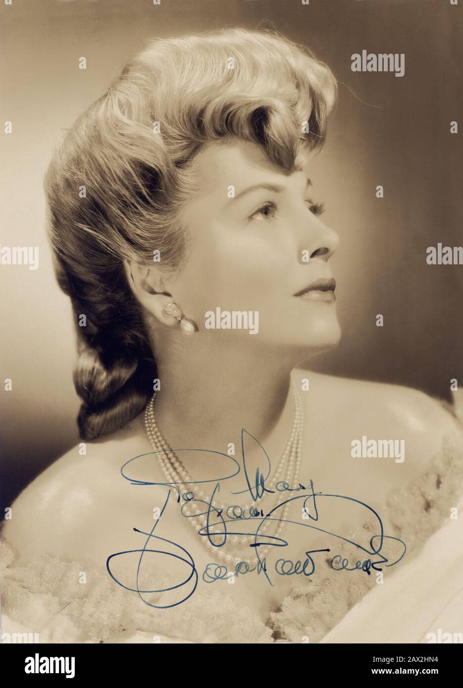 1948, USA : l'attrice britannica JOAN FONTAINE pubblica ancora per il film ' l'imperatore valzer ' ( il valzer dell'Imperatore ) By Billy Wilder - CINEMA - FILM - ritratto - ratto - capelli biondi - capelli biondi - DIVA - DIVINA - bionda - profilo - collana perle - collana di perle - perla - orecchi - orecchino - orecchini - decolleté - scolatura - scolatura - pizzo - pizzo - autografo - autografo - firma - firma --- Archivio GBB Foto Stock