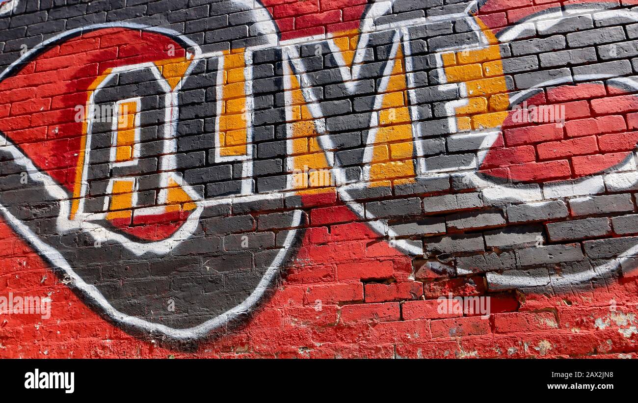 Graffiti su un muro a Orange Grove, Johannesburg, Sud Africa. Garish Street art con la parola "Alive" utilizzando colori drammatici e deprimenti Foto Stock