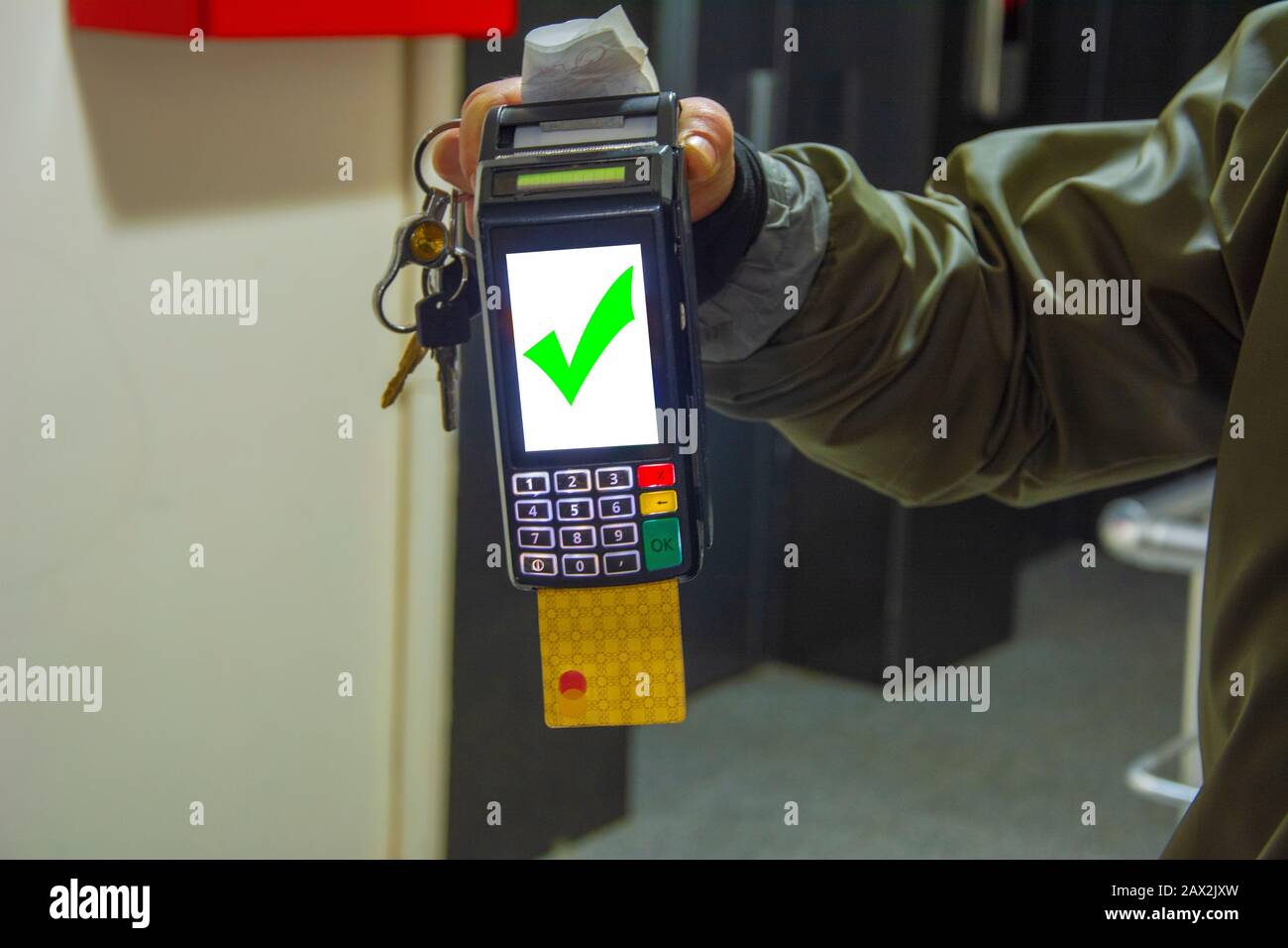 Pagamento a porta, pagamento con carta di credito confermato Foto Stock