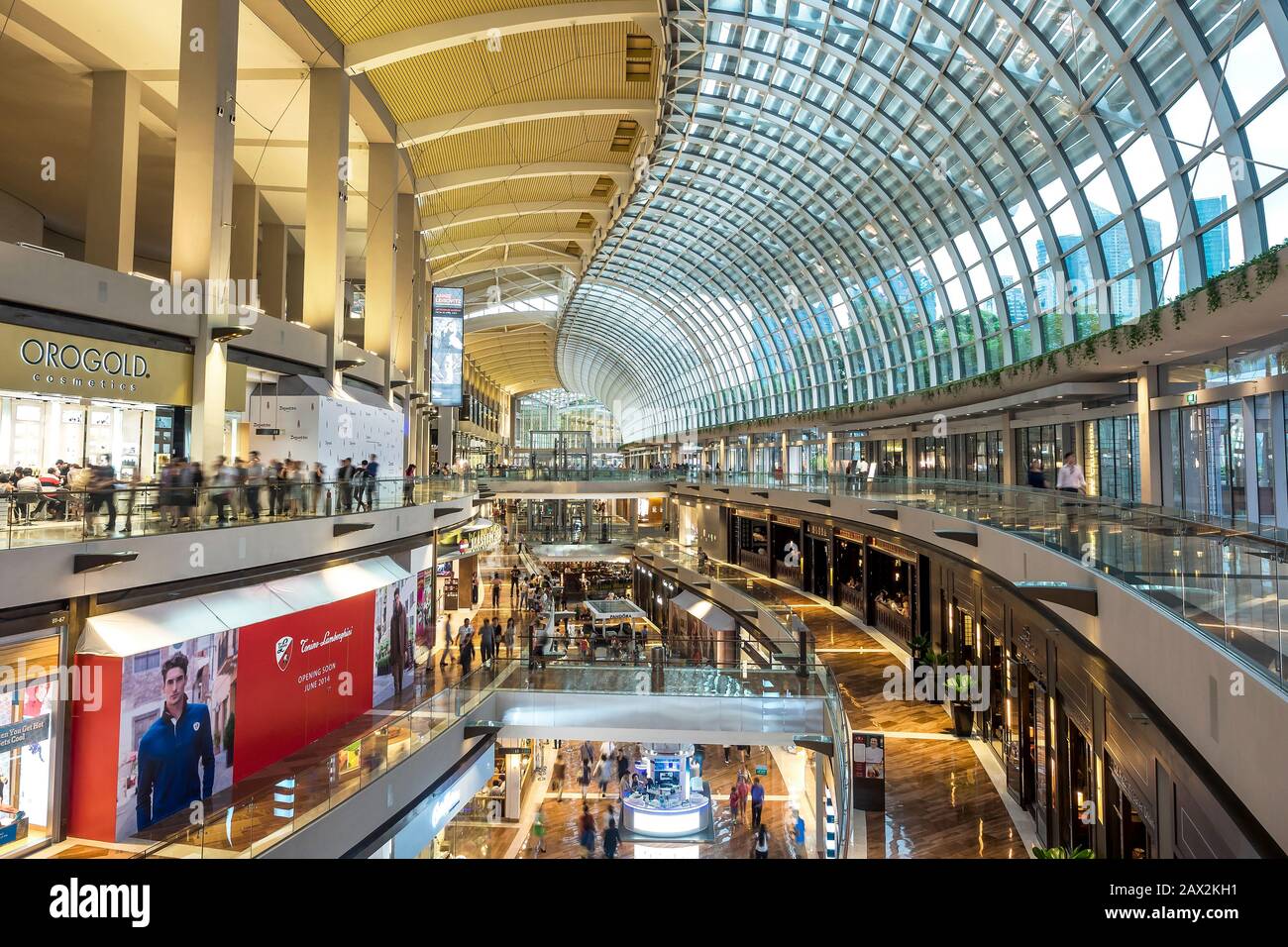 Vista interna dello Shoppes at Marina Bay Sands, uno dei più grandi centri commerciali di lusso di Singapore. Foto Stock