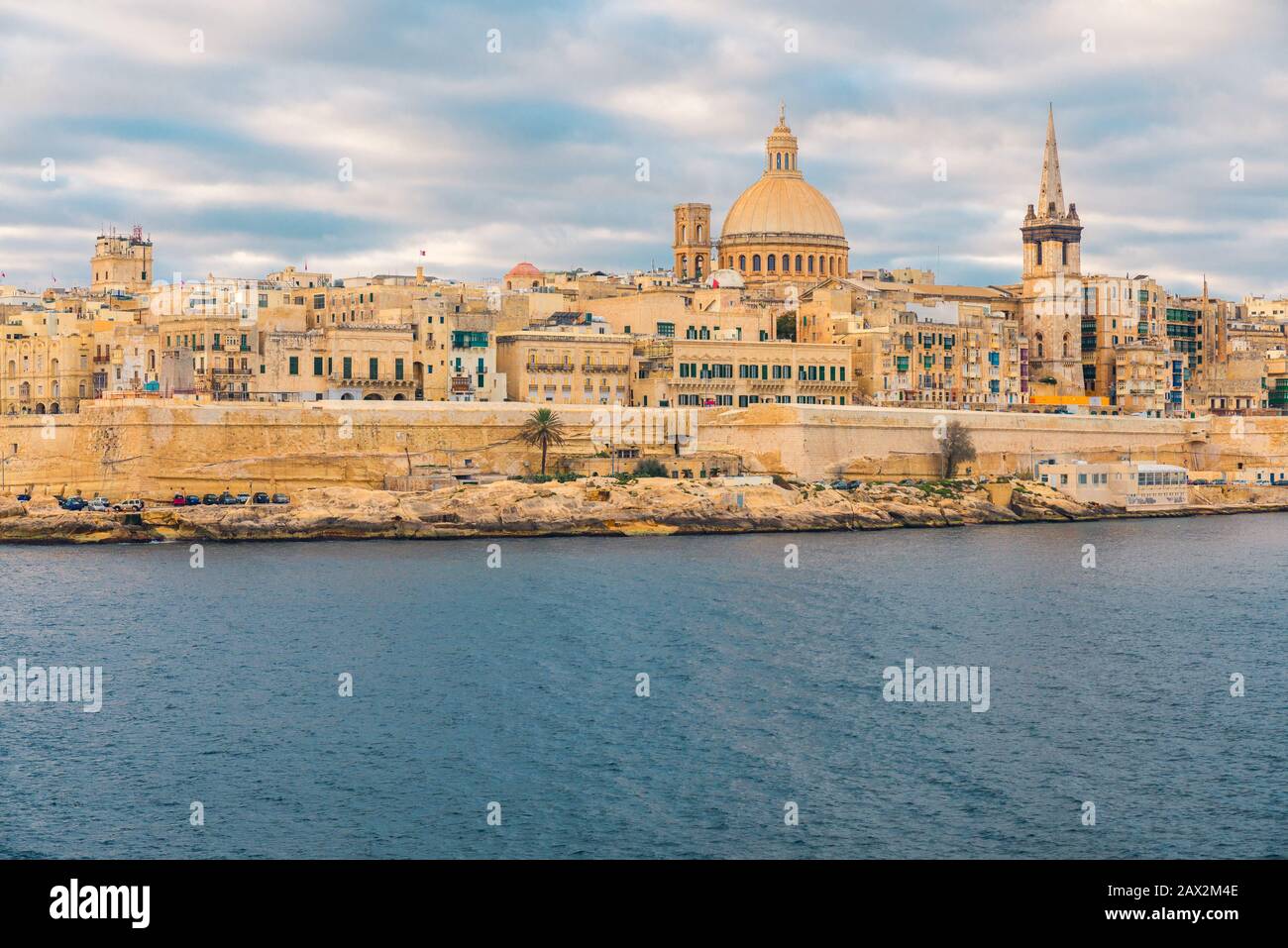 Skyline della città vecchia di la Valletta all'alba. Malta, Europa Foto Stock