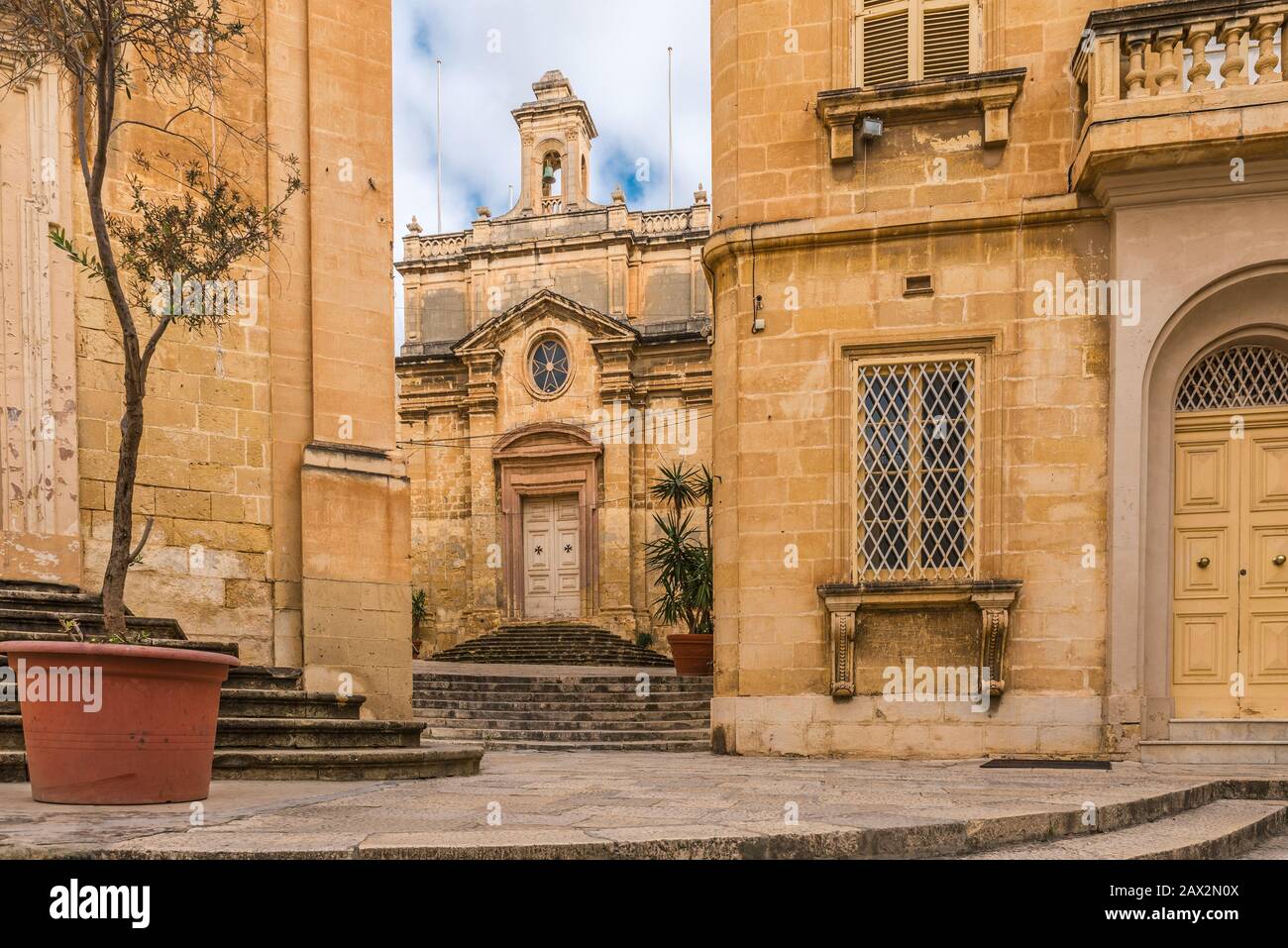 Antica chiesa medievale gialla in città Birgu. Valletta, Malta senza nessuno Foto Stock