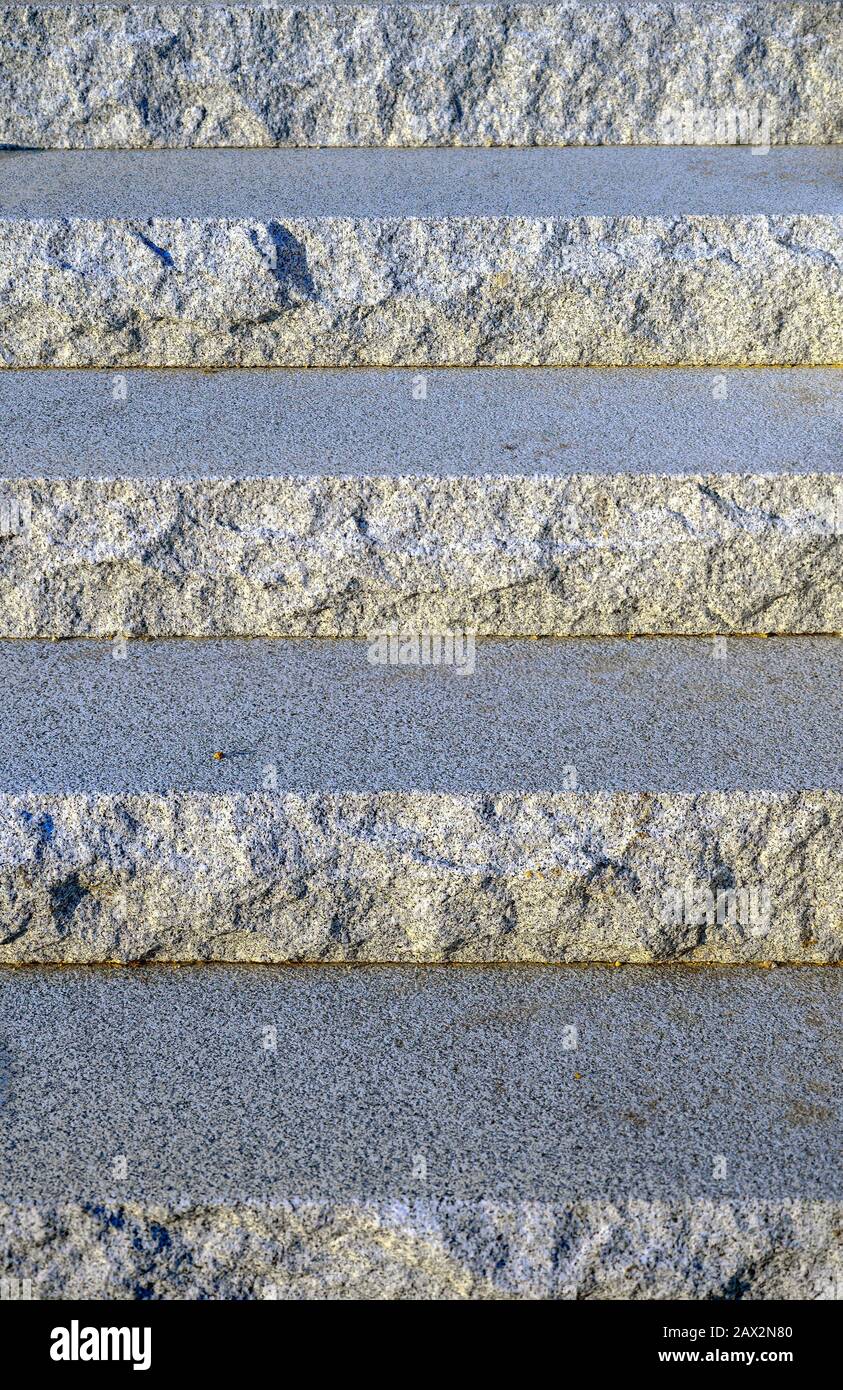 scale con gradini in blocchi di granito con piani rotti e tagliati Foto Stock