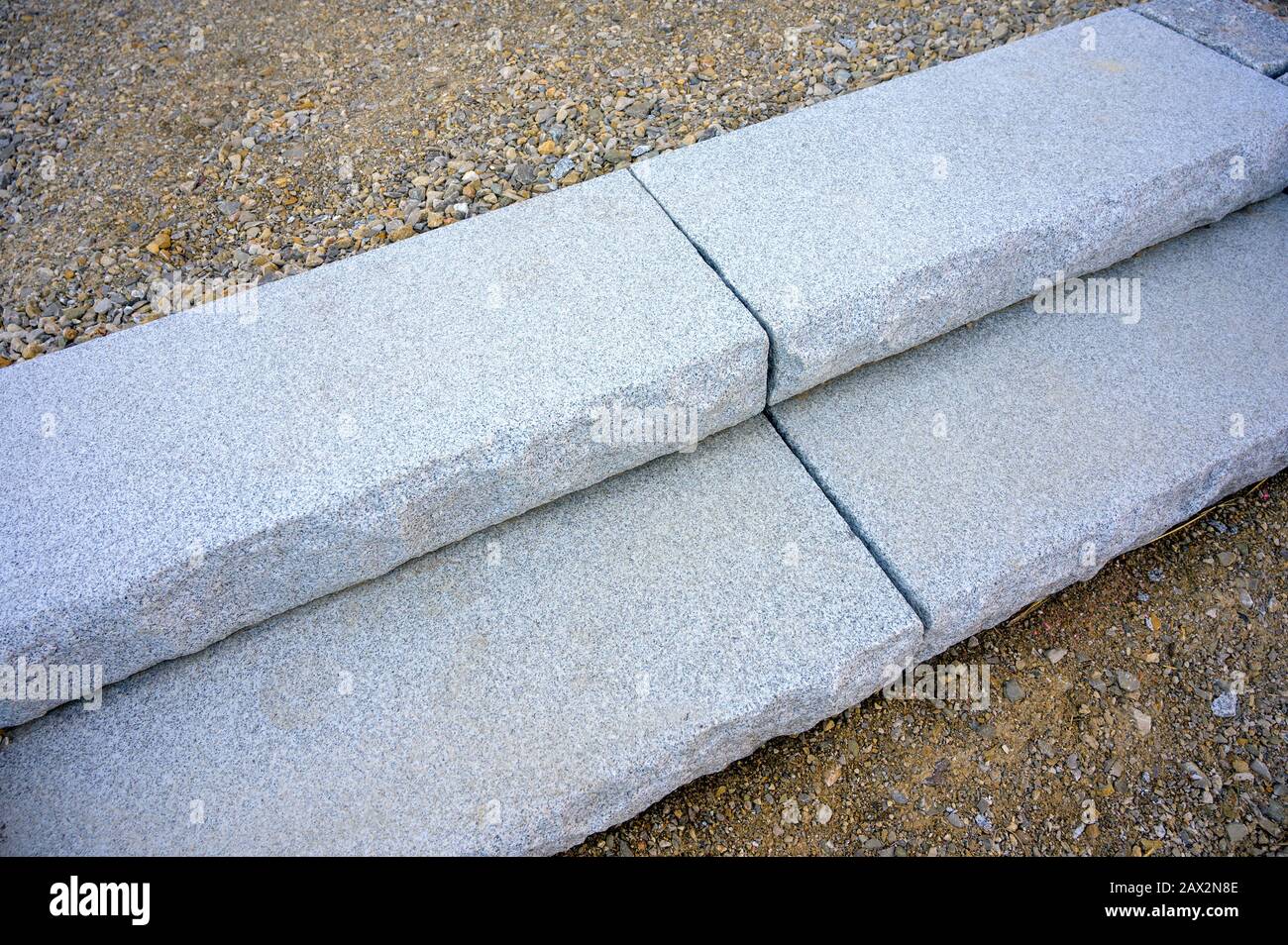 scale con gradini in blocchi di granito con piani rotti e tagliati Foto Stock