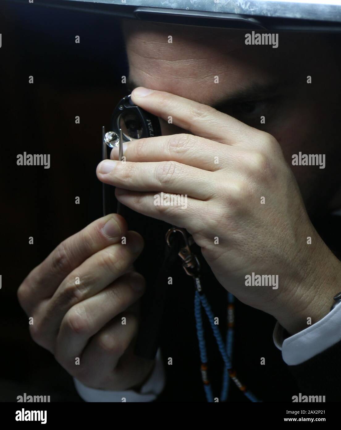 Ramat Gan, Israele. 10th Feb, 2020. Un uomo esamina un diamante sciolto durante la settimana internazionale del diamante in Israele (IDWI) a Ramat Gan, Israele, il 10 febbraio 2020. L'IDWI ha aperto il lunedì a Ramat Gan sull'enorme area commerciale della Borsa dei diamanti d'Israele. Centinaia di aziende di diamanti israeliane e internazionali partecipano all'evento che si concluderà il 12 febbraio 2020. Credito: Chen Wenxian/Xinhua/Alamy Live News Foto Stock