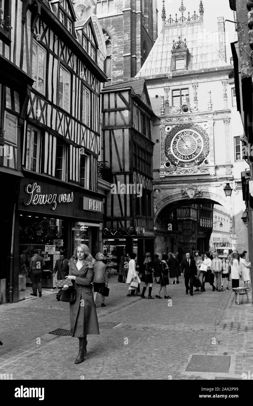 AJAXNETPHOTO. SETTEMBRE 1971. ROUEN, FRANCIA. - PLACE DU GROS HORLOGUE - THE BIG CLOCK - ZONA PEDONALE E CENTRO COMMERCIALE.PHOTO:JONATHAN EASTLAND/AJAX REF:RX7 151204 210 Foto Stock