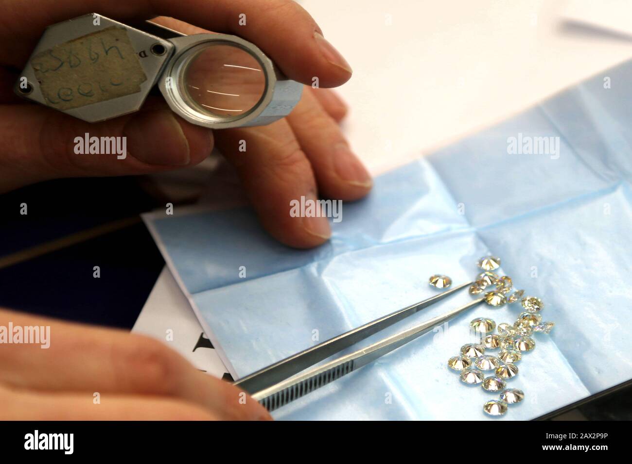 Ramat Gan, Israele. 10th Feb, 2020. I diamanti sciolti sono raffigurati alla settimana internazionale dei diamanti in Israele (IDWI) a Ramat Gan, Israele, il 10 febbraio 2020. L'IDWI ha aperto il lunedì a Ramat Gan sull'enorme area commerciale della Borsa dei diamanti d'Israele. Centinaia di aziende di diamanti israeliane e internazionali partecipano all'evento che si concluderà il 12 febbraio 2020. Credito: Chen Wenxian/Xinhua/Alamy Live News Foto Stock