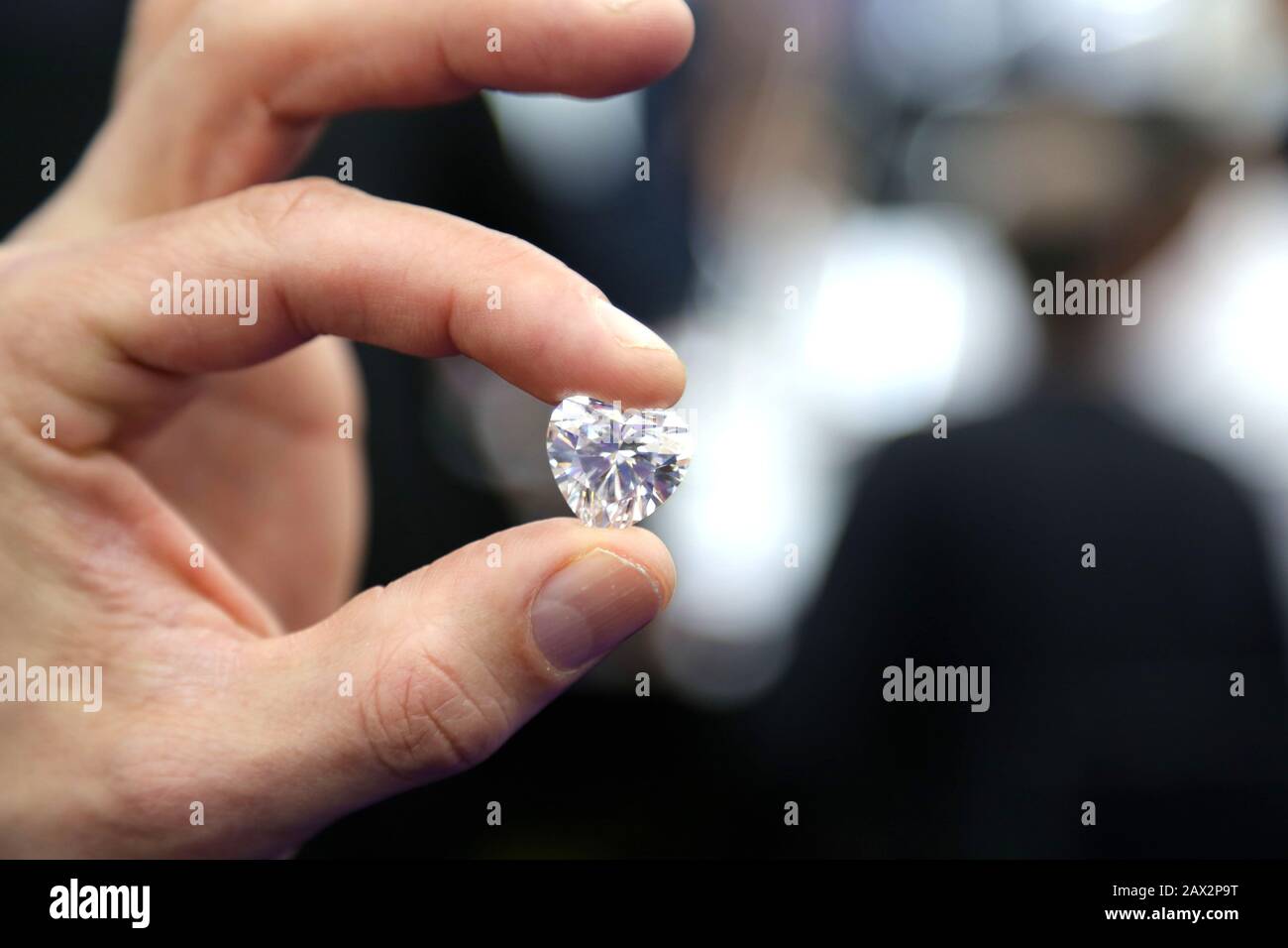 Ramat Gan, Israele. 10th Feb, 2020. Un diamante sciolto è mostrato alla settimana internazionale del diamante in Israele (IDWI) a Ramat Gan, Israele, il 10 febbraio 2020. L'IDWI ha aperto il lunedì a Ramat Gan sull'enorme area commerciale della Borsa dei diamanti d'Israele. Centinaia di aziende di diamanti israeliane e internazionali partecipano all'evento che si concluderà il 12 febbraio 2020. Credito: Chen Wenxian/Xinhua/Alamy Live News Foto Stock