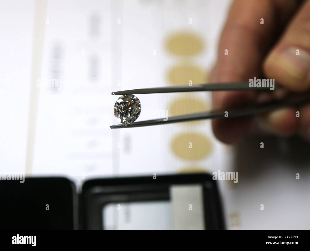 Ramat Gan, Israele. 10th Feb, 2020. Un diamante sciolto è raffigurato alla settimana internazionale dei diamanti in Israele (IDWI) a Ramat Gan, Israele, il 10 febbraio 2020. L'IDWI ha aperto il lunedì a Ramat Gan sull'enorme area commerciale della Borsa dei diamanti d'Israele. Centinaia di aziende di diamanti israeliane e internazionali partecipano all'evento che si concluderà il 12 febbraio 2020. Credito: Chen Wenxian/Xinhua/Alamy Live News Foto Stock