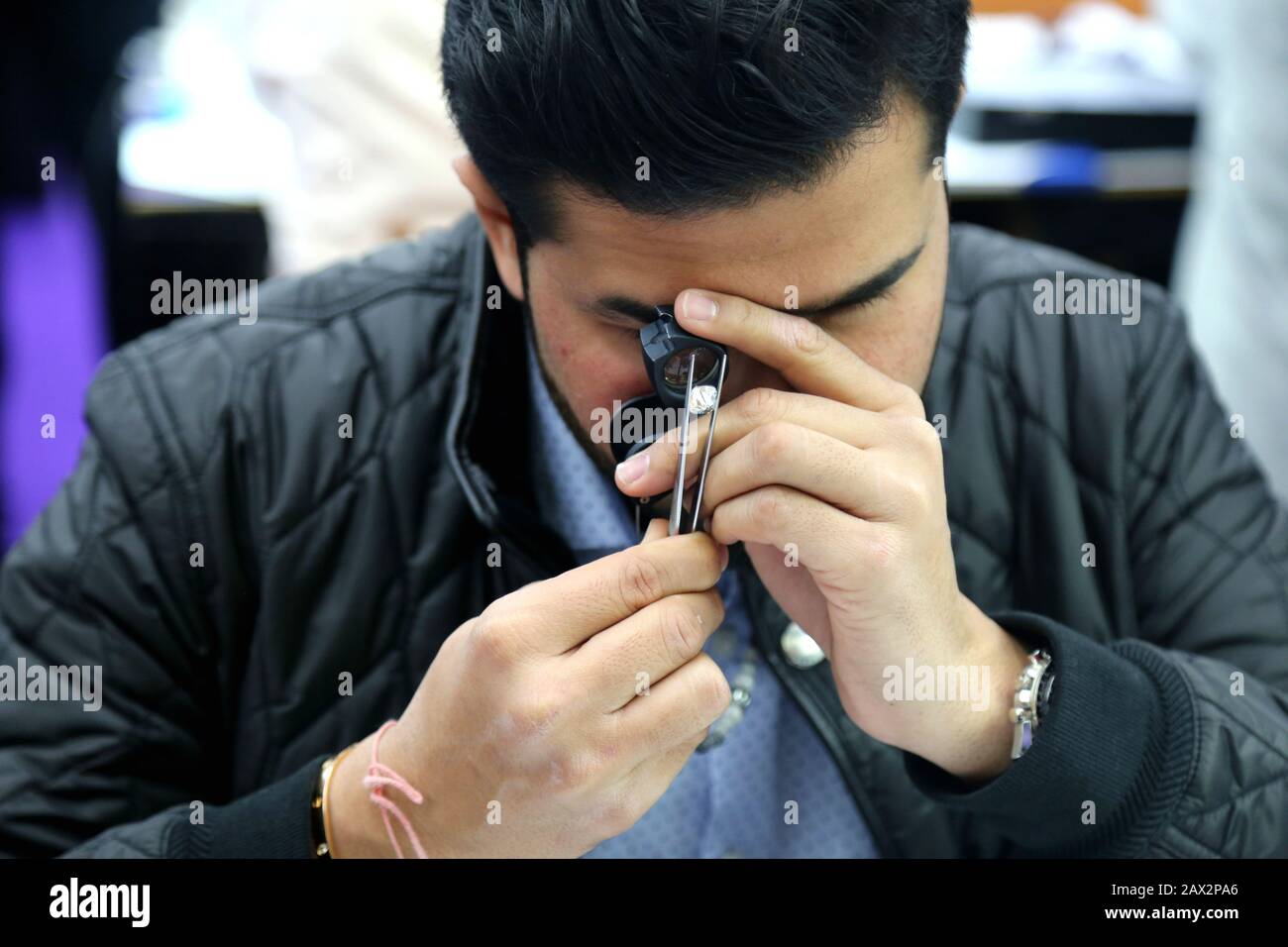 Ramat Gan, Israele. 10th Feb, 2020. Un uomo esamina un diamante sciolto durante la settimana internazionale del diamante in Israele (IDWI) a Ramat Gan, Israele, il 10 febbraio 2020. L'IDWI ha aperto il lunedì a Ramat Gan sull'enorme area commerciale della Borsa dei diamanti d'Israele. Centinaia di aziende di diamanti israeliane e internazionali partecipano all'evento che si concluderà il 12 febbraio 2020. Credito: Chen Wenxian/Xinhua/Alamy Live News Foto Stock