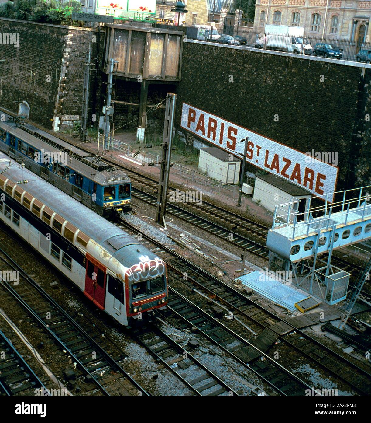 AJAXNETPHOTO. PARIGI, FRANCIA. - LA STAZIONE SI AVVICINA - TRENI SNCF CHE LASCIANO LA STAZIONE FERROVIARIA GARE ST.LAZARE; NOME SULLA PARETE CHE PORTA AL TERMINUS.PHOTO:JONATHAN EASTLAND/AJAX REF:544160 1 6 Foto Stock