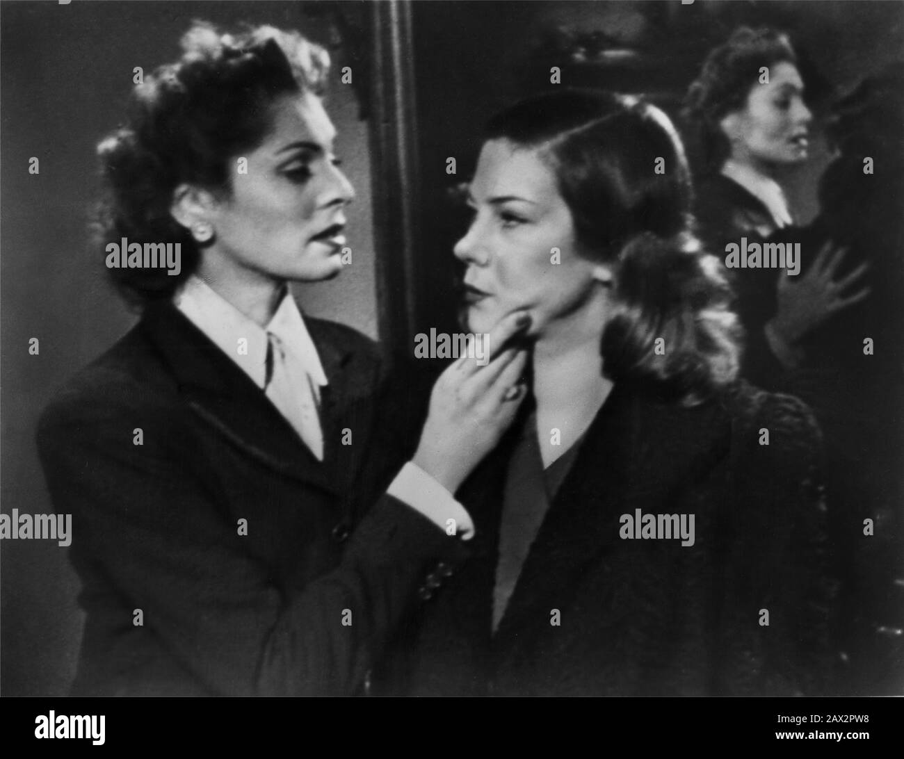 1945 , ITALIA : Il film italiano attratta MARIA MICHI e GIOVANNA GALLETTI (a sinistra in questa foto ) a ROMA città APERTA ( Roma Open City ) di Roberto Rossellini - CINEMA - FILM - film - ritratto - ritatto - ANNI QUARANTA - 40's - RESISTENZA - Città - - -- - Archivio GBB Foto Stock