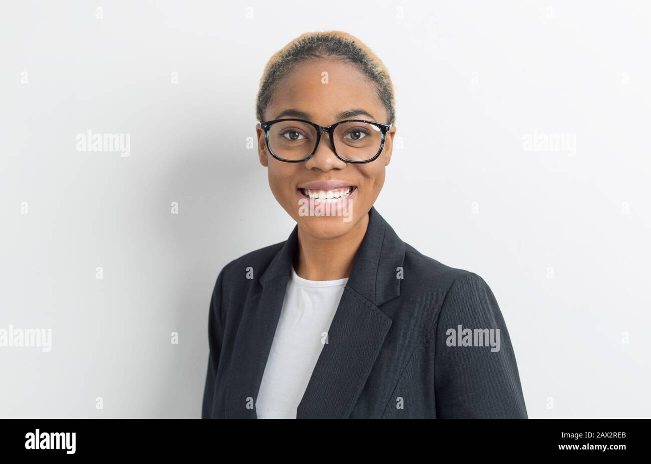 Ritratto di una donna afro-americana felice business su sfondo bianco. Foto Stock