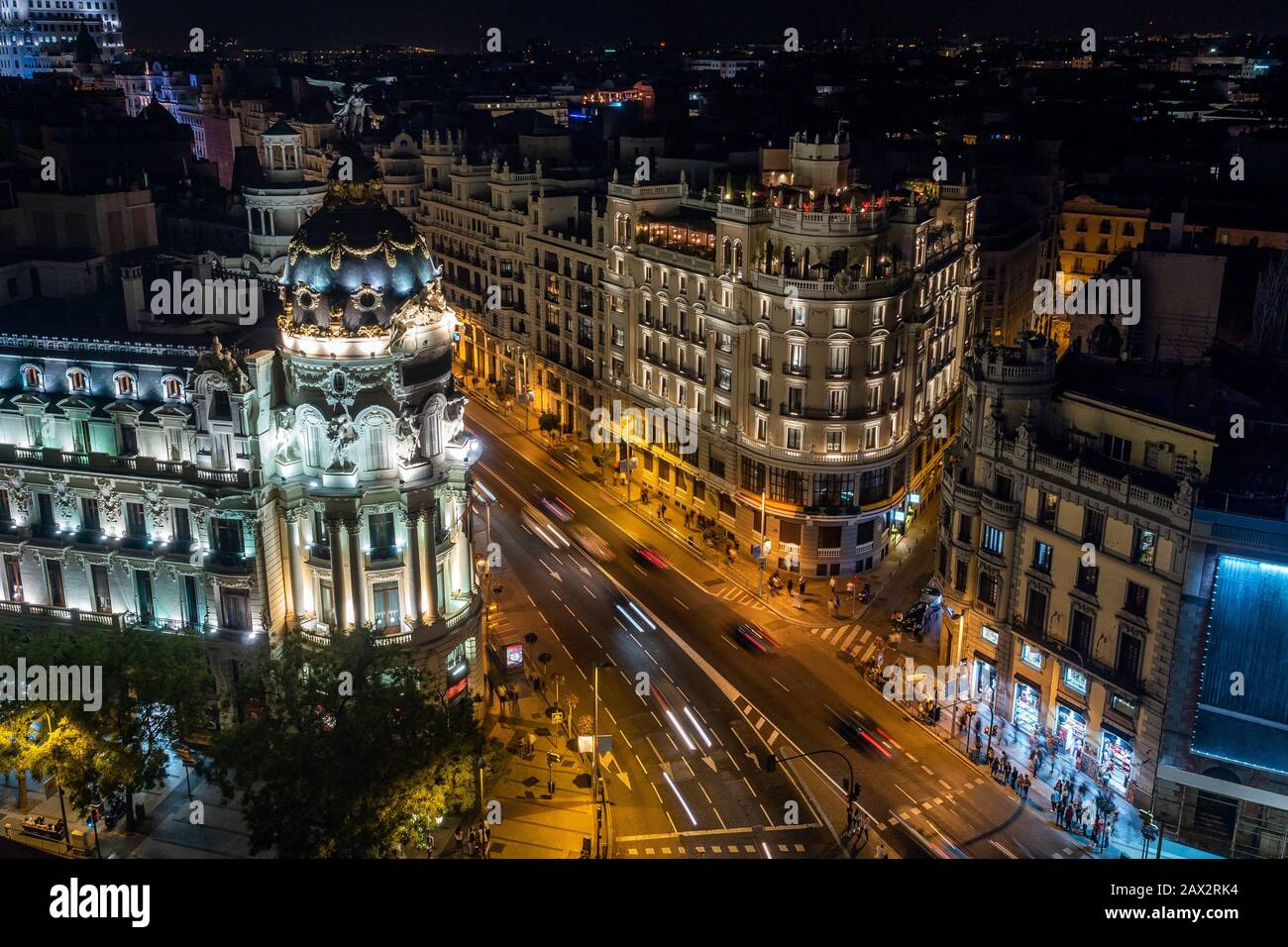 Madrid, Spagna, vista notturna degli edifici storici sulla Gran Via. Foto Stock