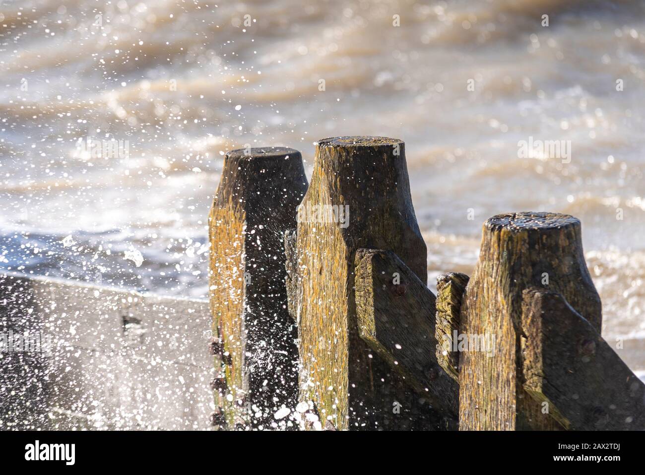 Breakwater di legno durante l'alta marea e il tempo tempestoso a Southend on Sea, Essex, Regno Unito. Legno vecchio Foto Stock