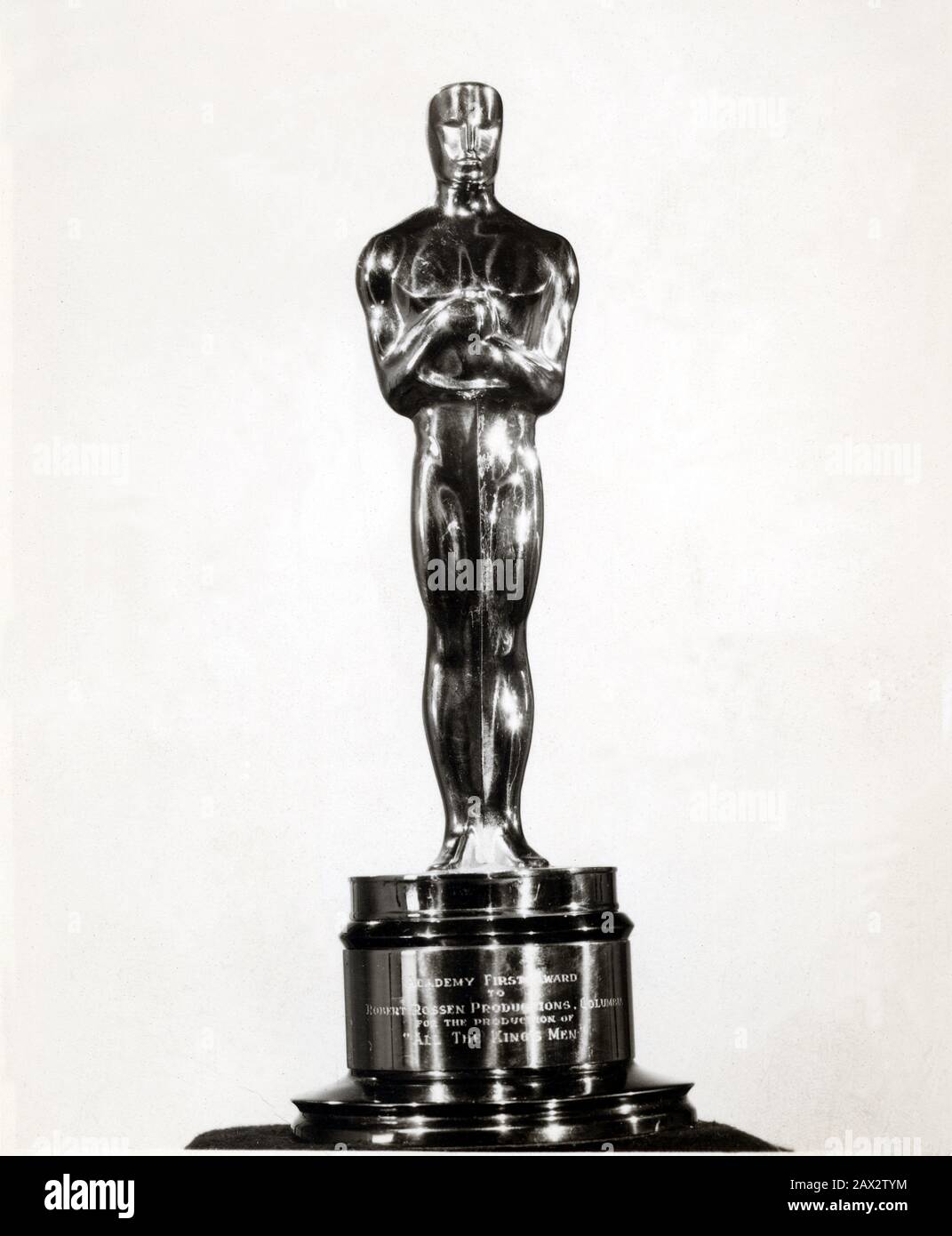 1949 , USA : La più celebre OSCAR statuette dell'ACCADEMIA Premio di merito per il film DI TUTTI GLI UOMINI DEL RE ( tutti gli uomini del re ) di Robert Rossen , da un romanzo di Robert Penn Warren , come la migliore immagine dell'anno . Un Academy Award è un riconoscimento conferito dall'American Academy of Motion Picture Arts and Sciences ( AMPAS ) per riconoscere l'eccellenza dei professionisti del settore cinematografico, tra cui registi, attori e scrittori. L'Oscar statuette è ufficialmente nominato Academy Award of Merit ed è uno dei nove tipi di Academy Awards. - CINEMA - film - ritratto - ritratto - st Foto Stock
