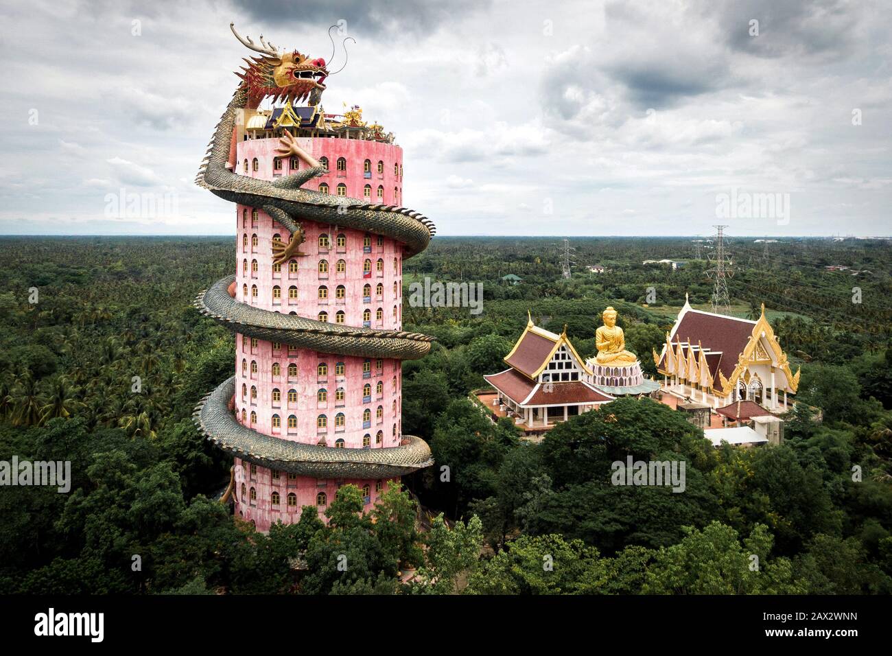 Veduta aerea del Tempio del Drago di Wat Samphran nel quartiere di Sam Phran nella provincia di Nakhon Pathom vicino a Bangkok, Tailandia. Foto Stock