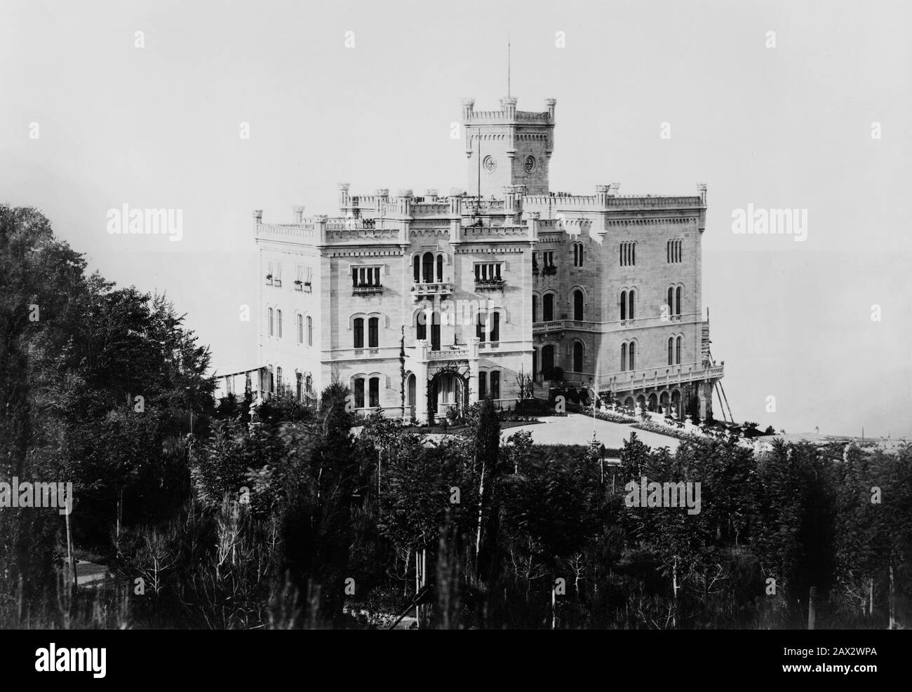 1890 ca, TRIESTE, ITALIA : IL CASTELLO DI MIRAMARE, maniero degli imperatori del Messico MASSIMILIANO e CARLOTTA di ABSBURG ( Massimiliano d' Asburgo - Absburgo ). Foto di fotografo non drogato . - ITALIA - GEOGRAFIA - CHARLOTTE - GEOGRAFIA - FOTO STORICHE - STORIA - CASTELLO - MIRAMAR - MARE - MARE - ARCHITETTURA - ARCHITETTURA - VON ASBURG - CASTELLO - MARE - MARE - OTTOCENTO - XIX SECOLO - 800 - - - - - -- - Archivio GBB Foto Stock