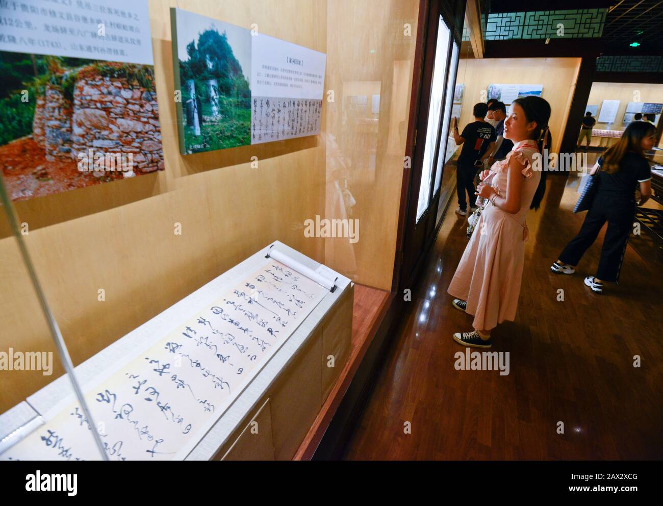 Ragazza cinese che visita una mostra di calligraphy. Wuhan Museum, Cina Foto Stock