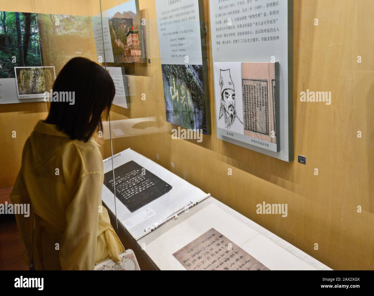 Ragazza cinese che visita una mostra di calligraphy. Wuhan Museum, Cina Foto Stock