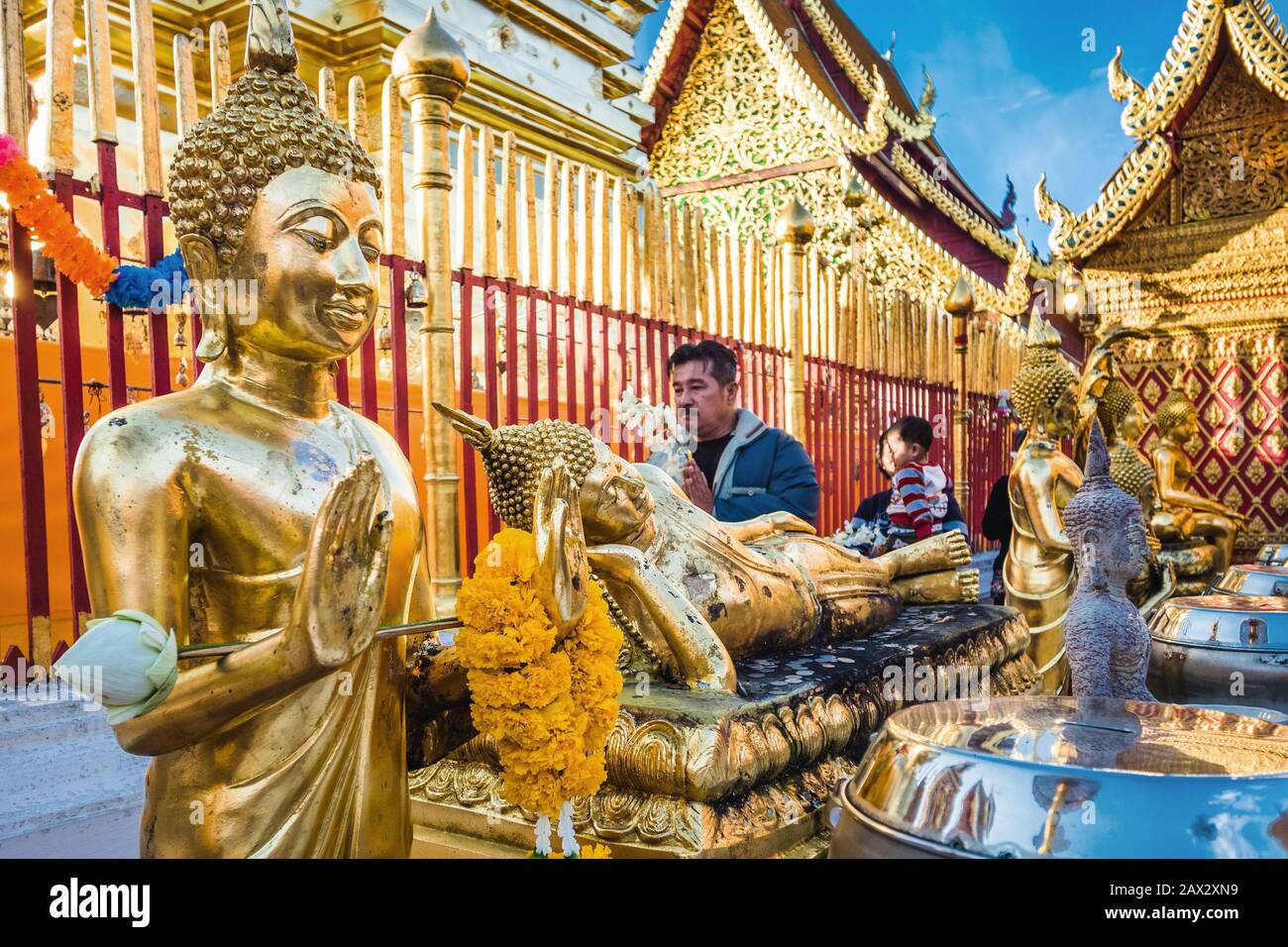 I devoti buddisti thailandesi camminano intorno ai principali gedi dorati al tempio di Wat Phra That Doi Suthep a Chiang mai, Thailandia. Foto Stock