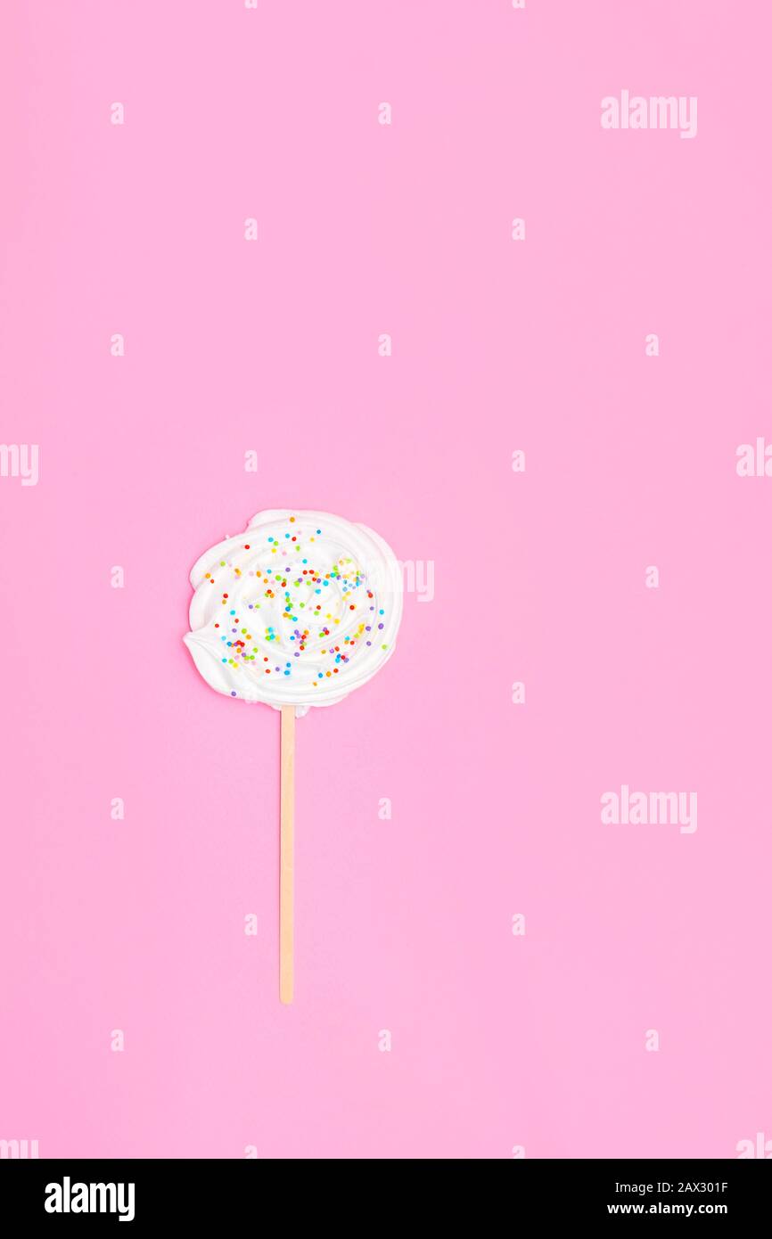 Zofia fatta in casa o marshmallow russo su un bastone su morbido sfondo rosa. Vista dall'alto, piatto Foto Stock