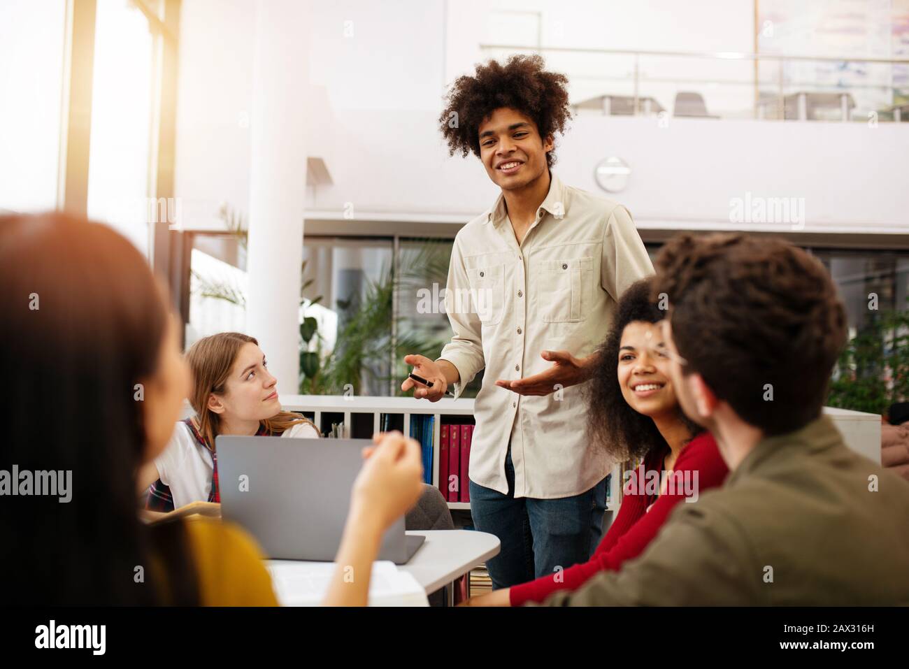 La gente di affari che lavorano insieme in ufficio. Concetto di partnership e il lavoro di squadra Foto Stock