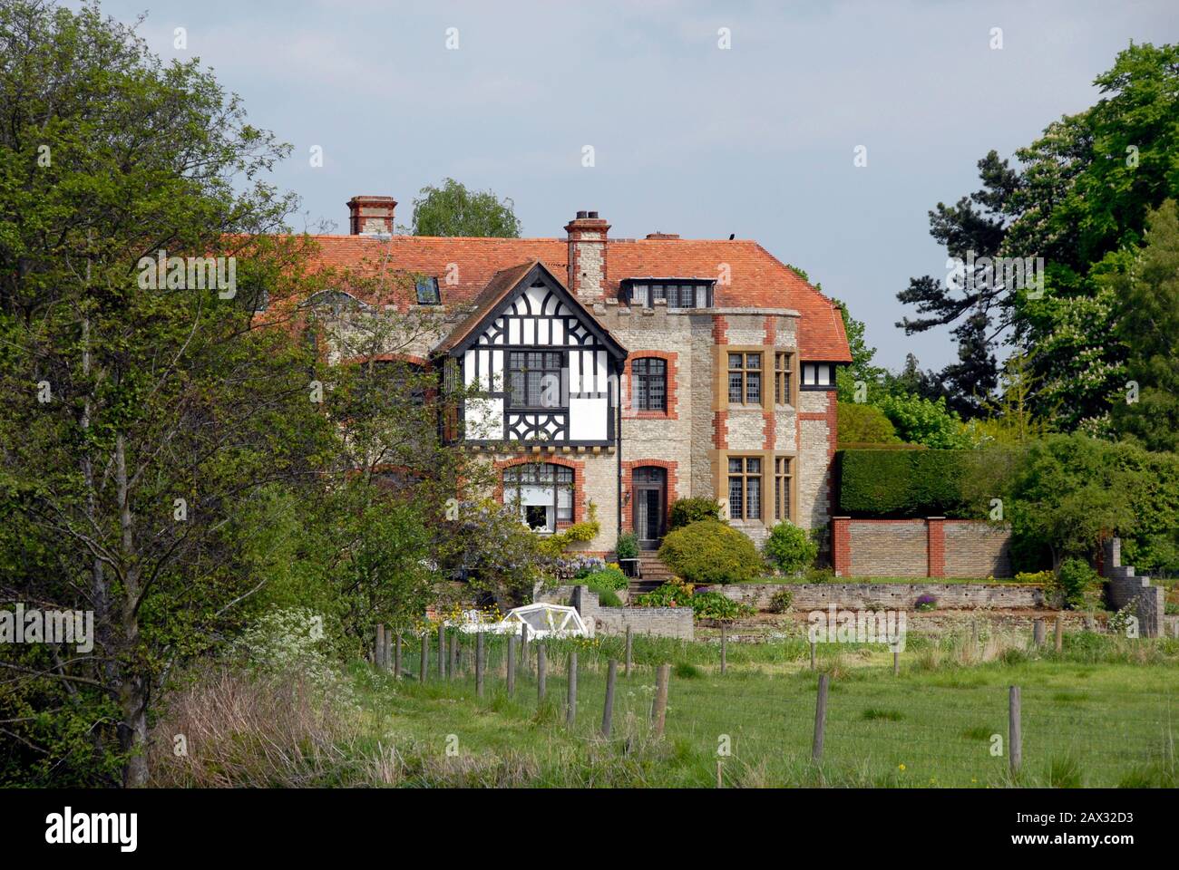 Bella casa sul fiume Tamigi, Inghilterra Foto Stock