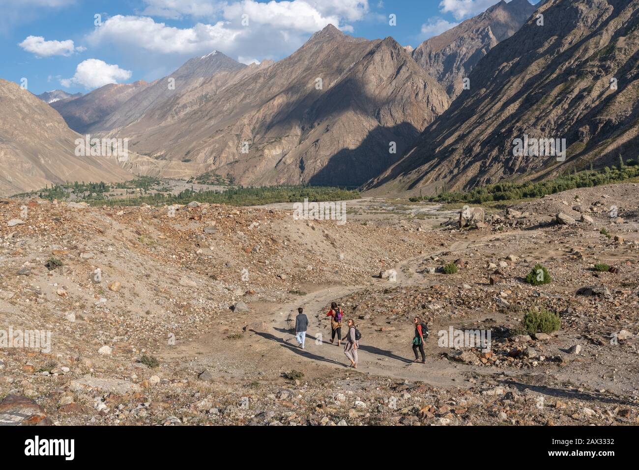 Turisti stranieri e locali a piedi nelle montagne della Valle di Yasin, Gilgit Baltistan, Pakistan settentrionale Foto Stock