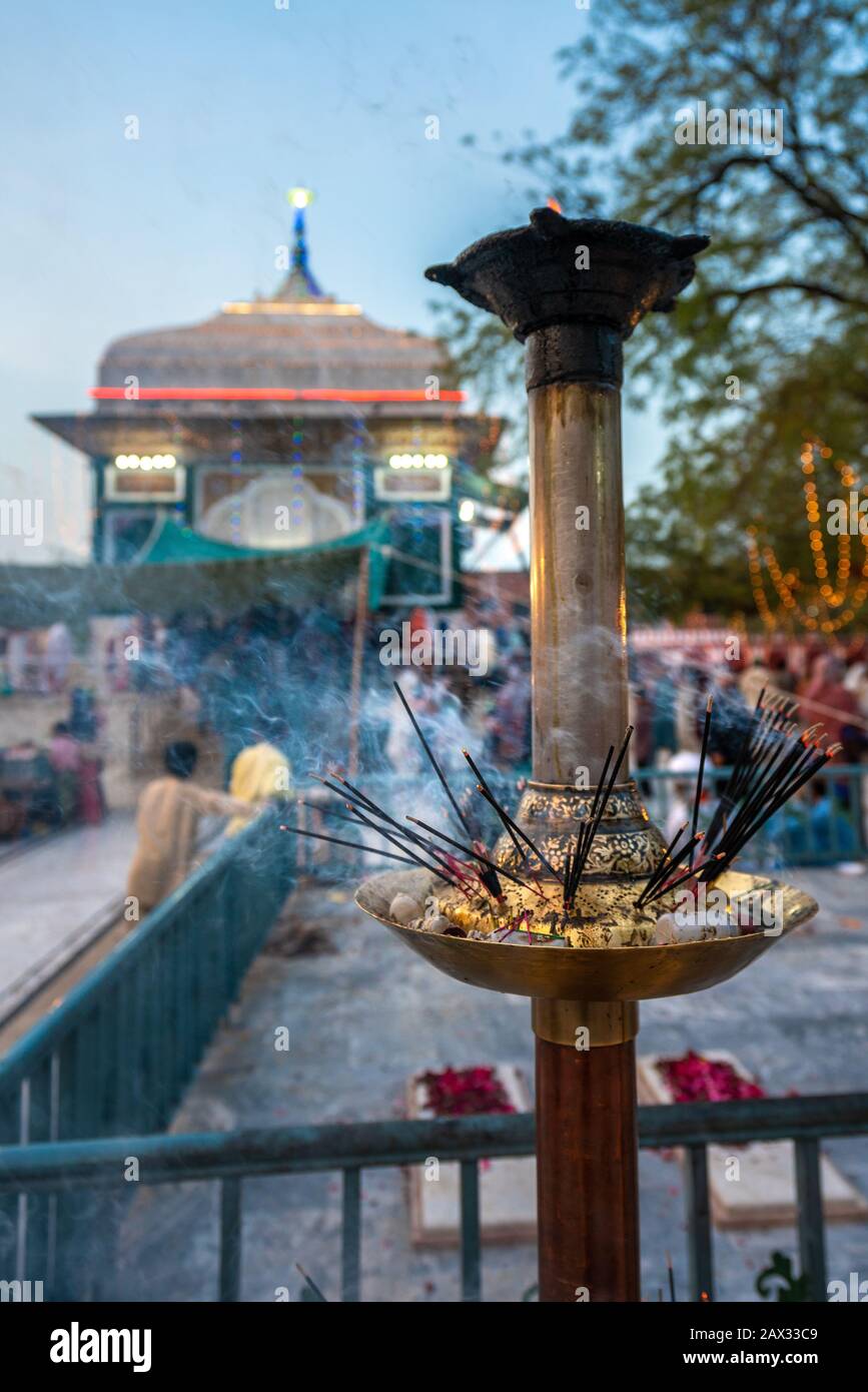 Incenso che brucia a Mian Mir Darbar, un santuario Sufi a Lahore, Punjab, Pakistan Foto Stock