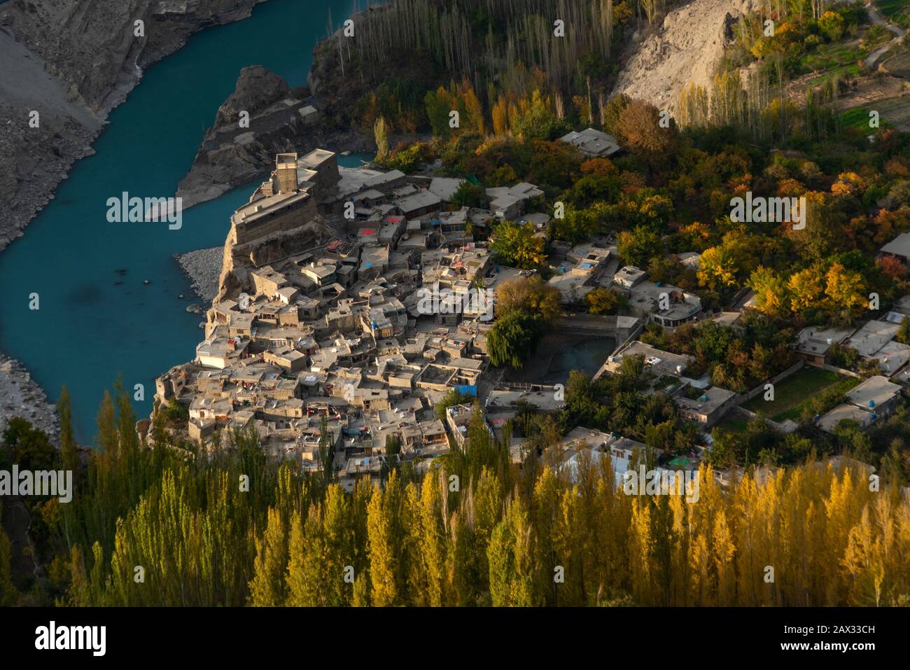 Vista dall'alto del forte di Altit ad Altit, Hunza, Pakistan in autunno Foto Stock