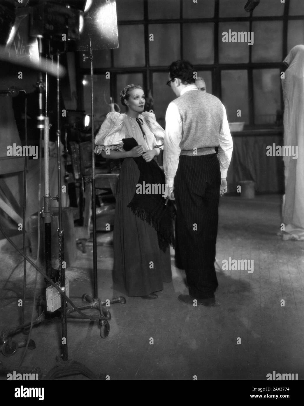 Marlene DIETRICH Director ROUBEN MAMOULIAN e parzialmente oscurato LIONEL ATWILL su set candid durante le riprese DELLA CANZONE DEI BRANI 1933 il romanzo Hermann Sudermann suona Edward Sheldon costumi Travis Banton Paramount Pictures Foto Stock