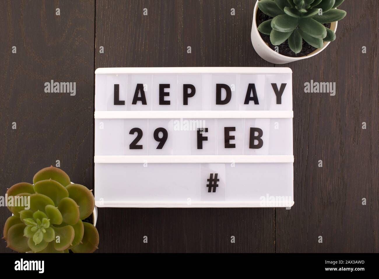 Data del Leap Day. Calendario su sfondo di legno Foto Stock