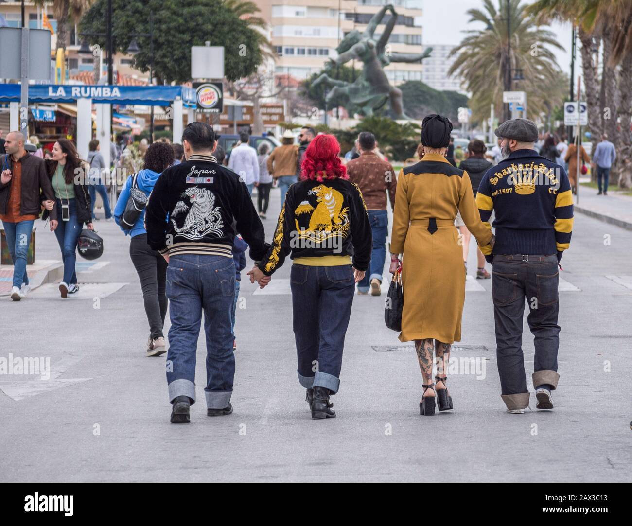 Gruppo di persone vestite in stile anni '50 a Rockin Race Jamboree 2020, rockabillies, Torremolinos, Andalusia, Spagna. Foto Stock
