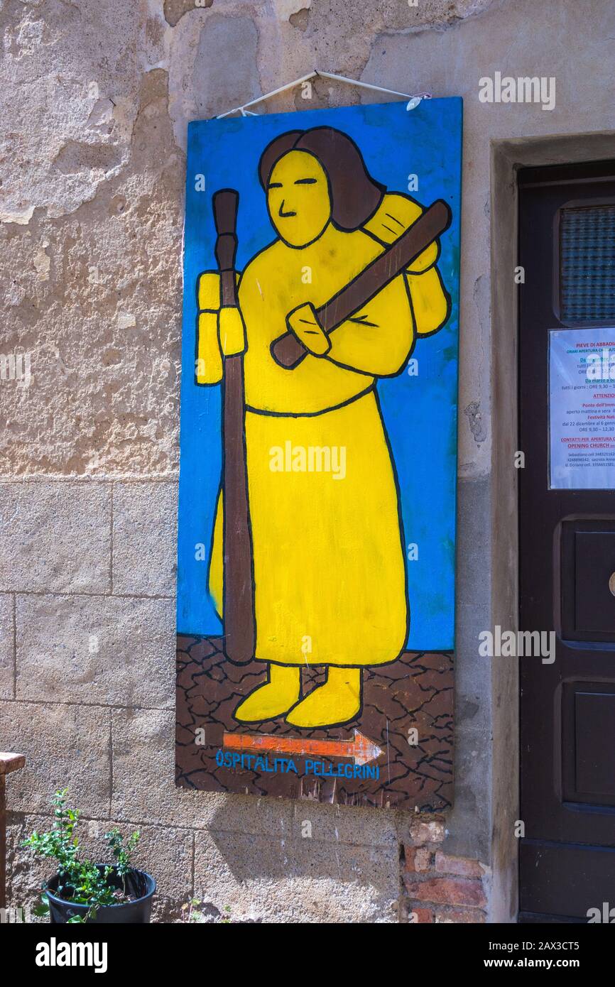 Grande segno giallo pellegrino per il sentiero Via Francigena presso il monastero di Abbadia Isola vicino a Monteriggioni, Toscana Italia Foto Stock