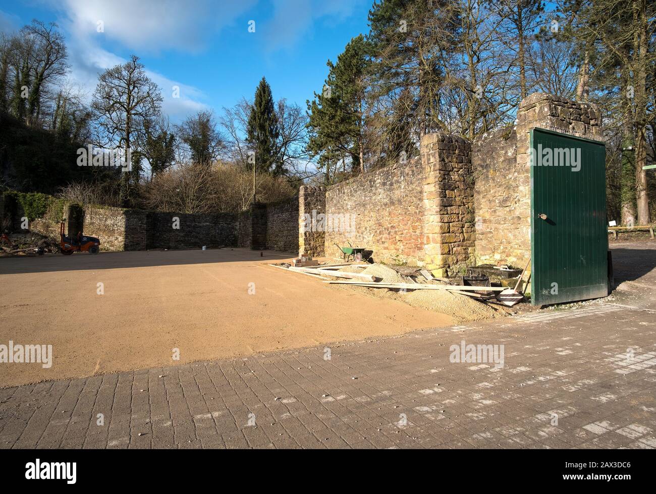 Utensili da costruzione accanto a una parete in pietra Foto Stock
