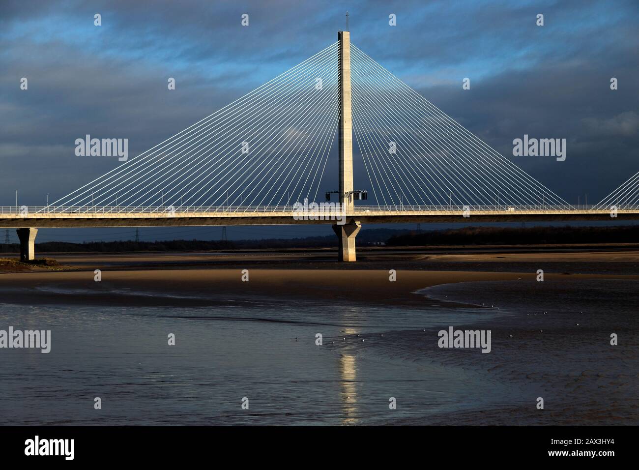 Il nuovo Mersey Gateway Bridge che collega Widnes e Runcorn all'estuario del fiume Mersey, Widnes, Cheshire, Regno Unito Foto Stock