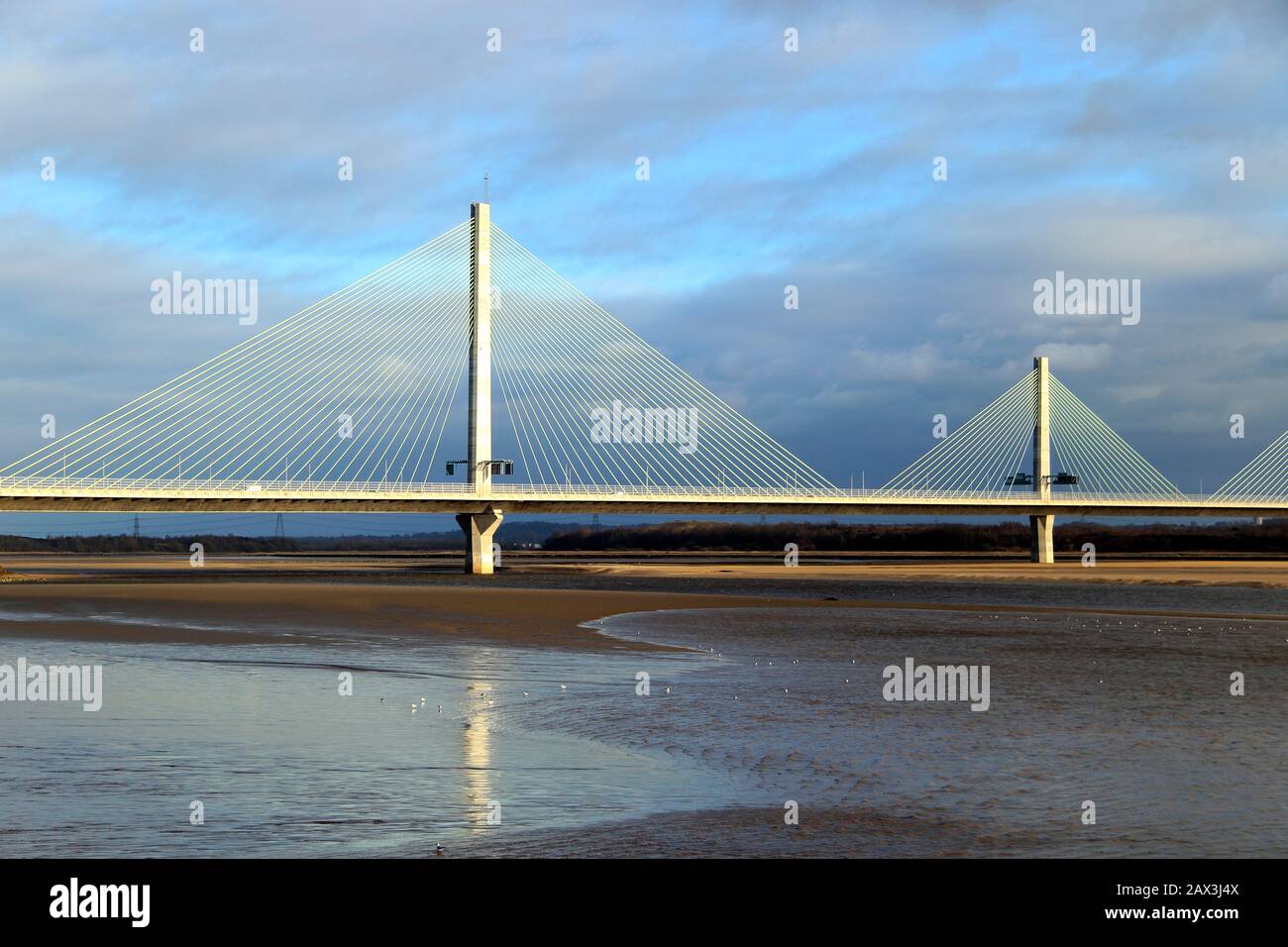 Il nuovo Mersey Gateway Bridge che collega Widnes e Runcorn all'estuario del fiume Mersey, Widnes, Cheshire, Regno Unito Foto Stock
