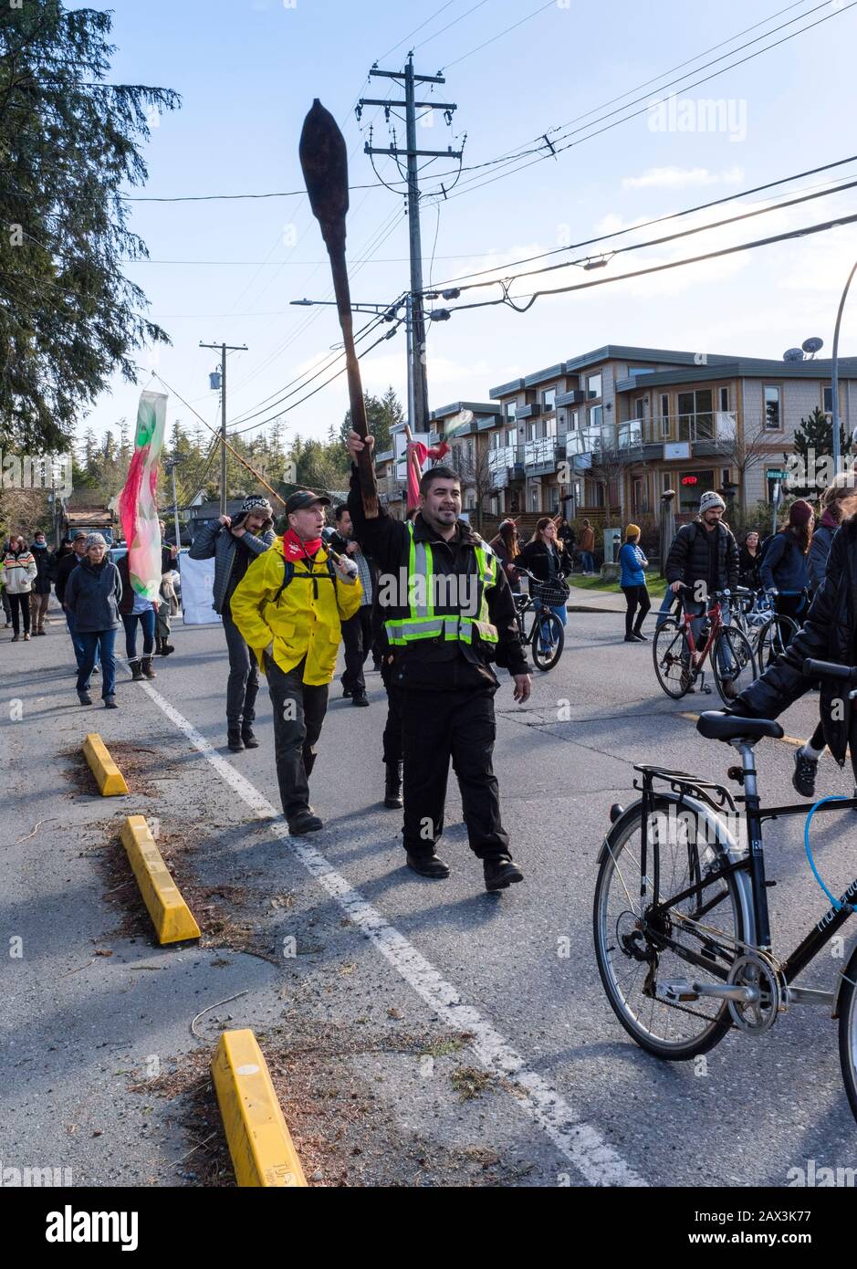 Attivisti e manifestanti bloccano un incrocio a Tofino, BC, Canada per protestare contro il governo e il progetto Coastal GasLink Pipeline Foto Stock