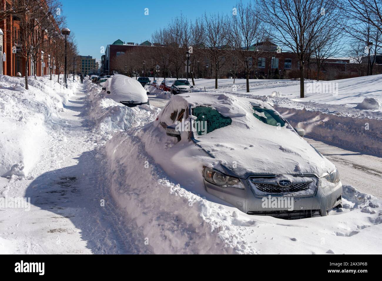 Montreal, CA - 8 febbraio 2020: Strada e auto coperte di neve durante la tempesta invernale nel distretto di Angus Foto Stock