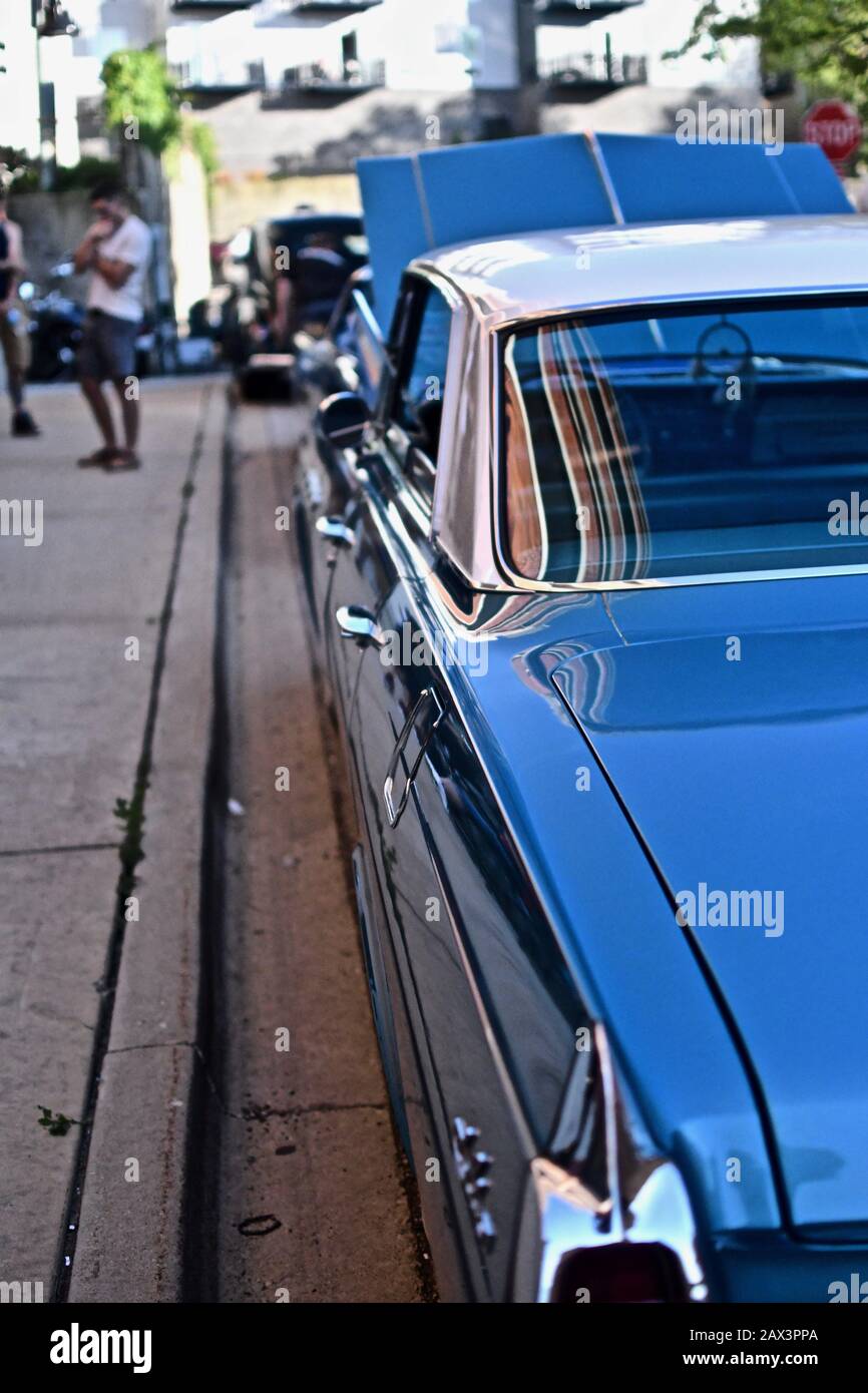 Downers GROVE, STATI UNITI - Giu 07, 2019: Una Chevrolet blu durante il Downers Grove Car Show - Venerdì luci notturne Foto Stock