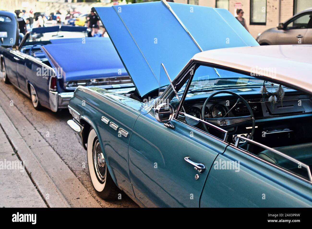 Downers GROVE, STATI UNITI - Giu 07, 2019: Una Chevrolet blu durante il Downers Grove Car Show - Venerdì luci notturne Foto Stock