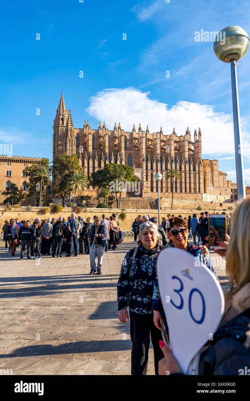 Palma de Mallorca, Baia di Palma, la Cattedrale di Santa Maria, gruppo turistico, da una nave da crociera, Isole Baleari, Spagna Foto Stock